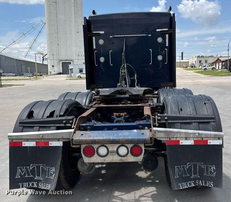 image for item DY0219 2007 Kenworth  T800 semi truck