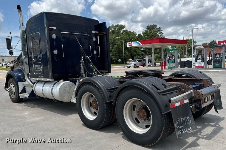 image for item DY0219 2007 Kenworth  T800 semi truck