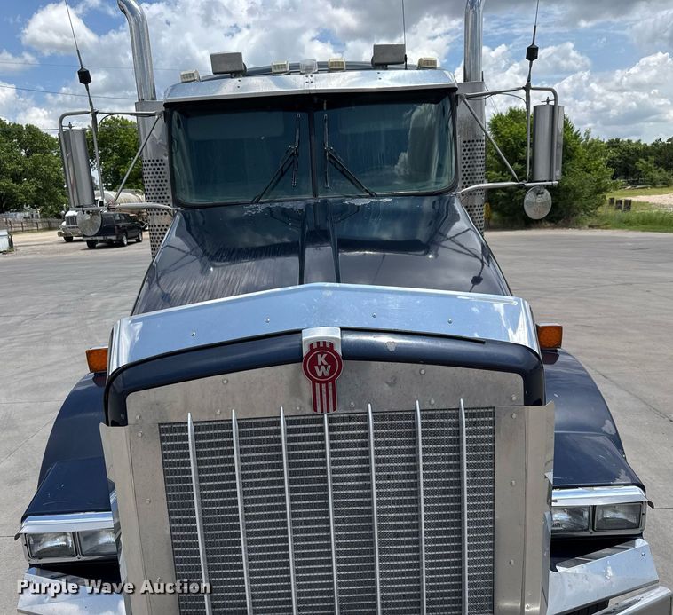 image for item DY0219 2007 Kenworth  T800 semi truck