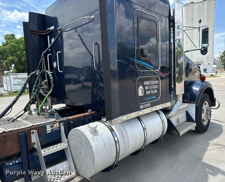 image for item DY0219 2007 Kenworth  T800 semi truck