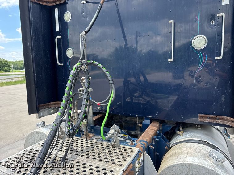 image for item DY0219 2007 Kenworth  T800 semi truck