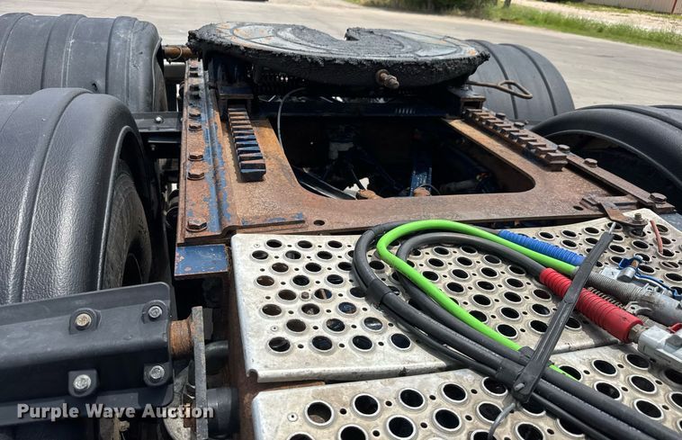 image for item DY0219 2007 Kenworth  T800 semi truck