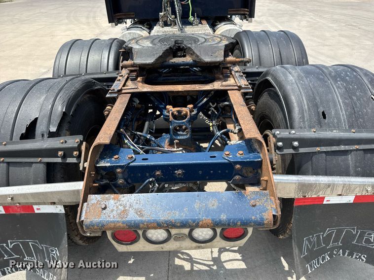 image for item DY0219 2007 Kenworth  T800 semi truck