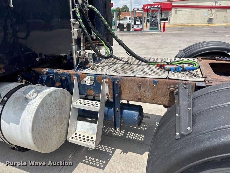 image for item DY0219 2007 Kenworth  T800 semi truck