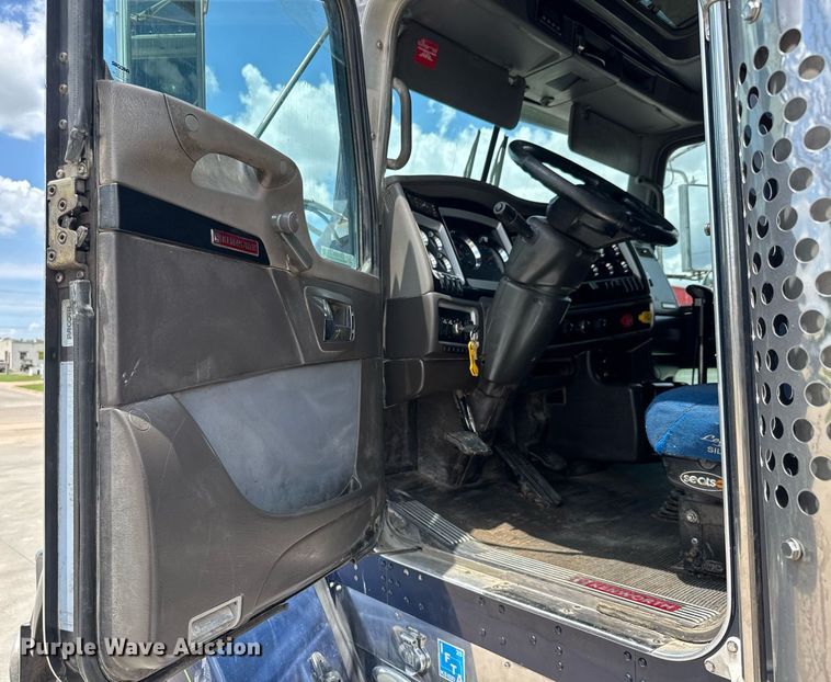 image for item DY0219 2007 Kenworth  T800 semi truck