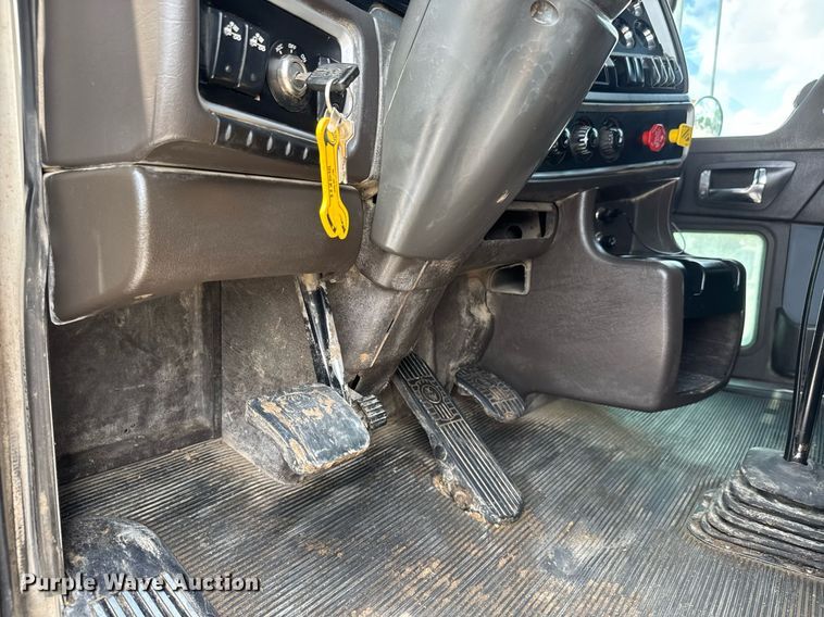 image for item DY0219 2007 Kenworth  T800 semi truck