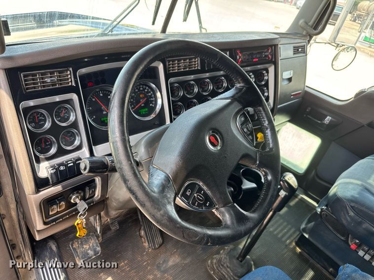 image for item DY0219 2007 Kenworth  T800 semi truck