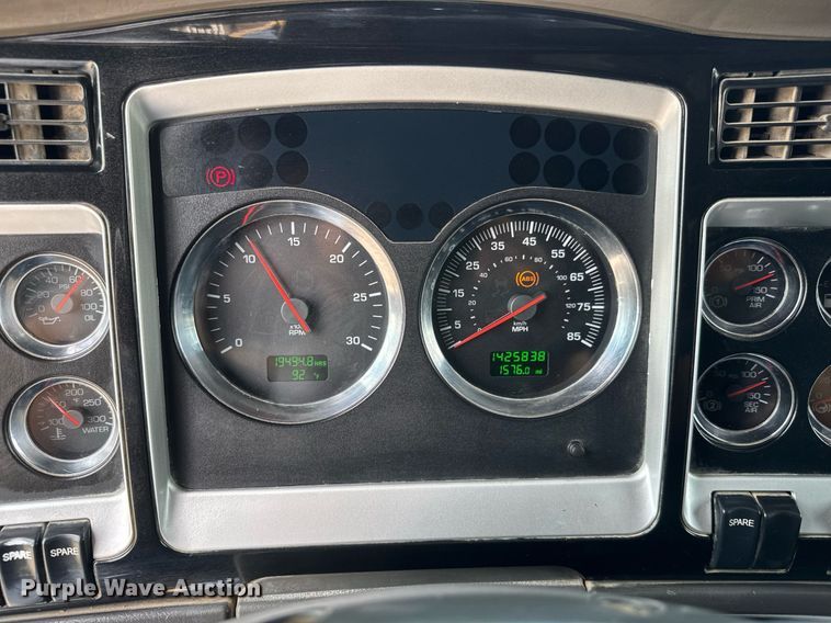 image for item DY0219 2007 Kenworth  T800 semi truck