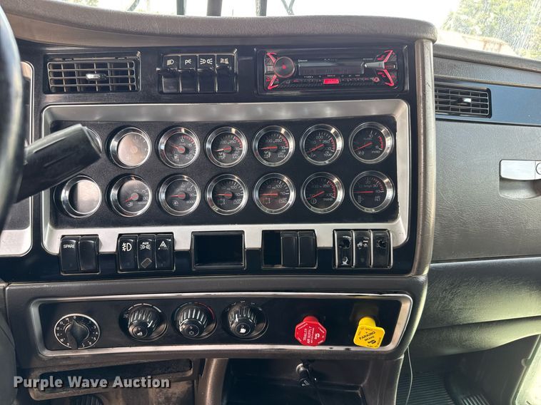 image for item DY0219 2007 Kenworth  T800 semi truck