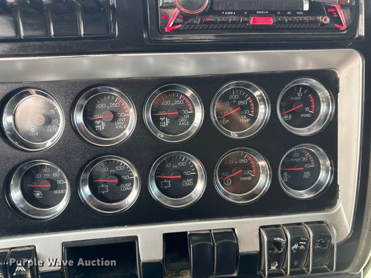 image for item DY0219 2007 Kenworth  T800 semi truck