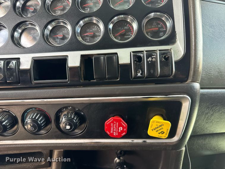 image for item DY0219 2007 Kenworth  T800 semi truck