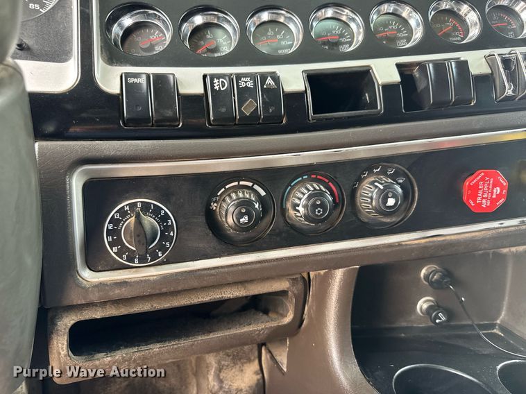 image for item DY0219 2007 Kenworth  T800 semi truck