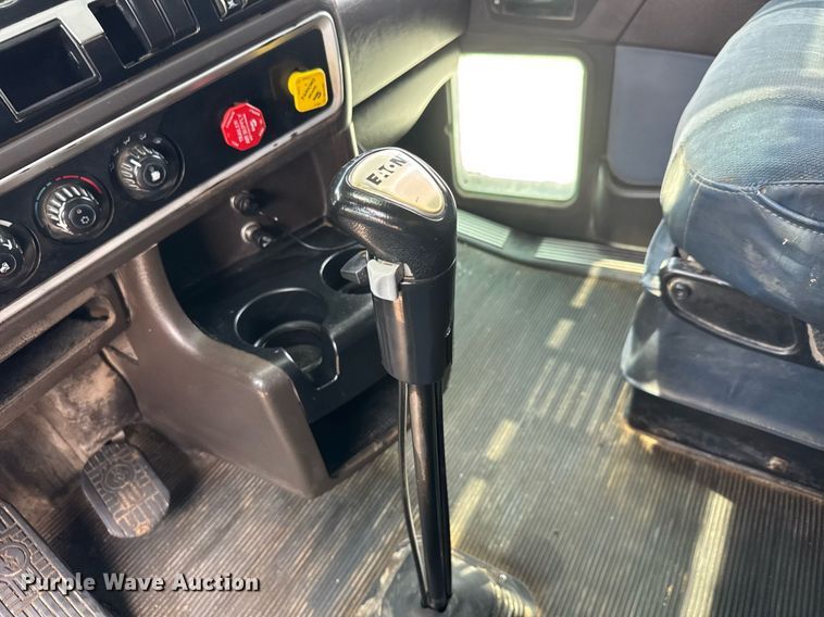 image for item DY0219 2007 Kenworth  T800 semi truck