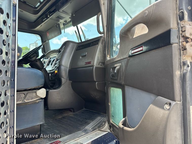 image for item DY0219 2007 Kenworth  T800 semi truck