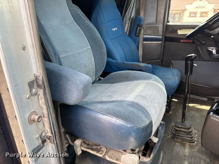 image for item DY0219 2007 Kenworth  T800 semi truck