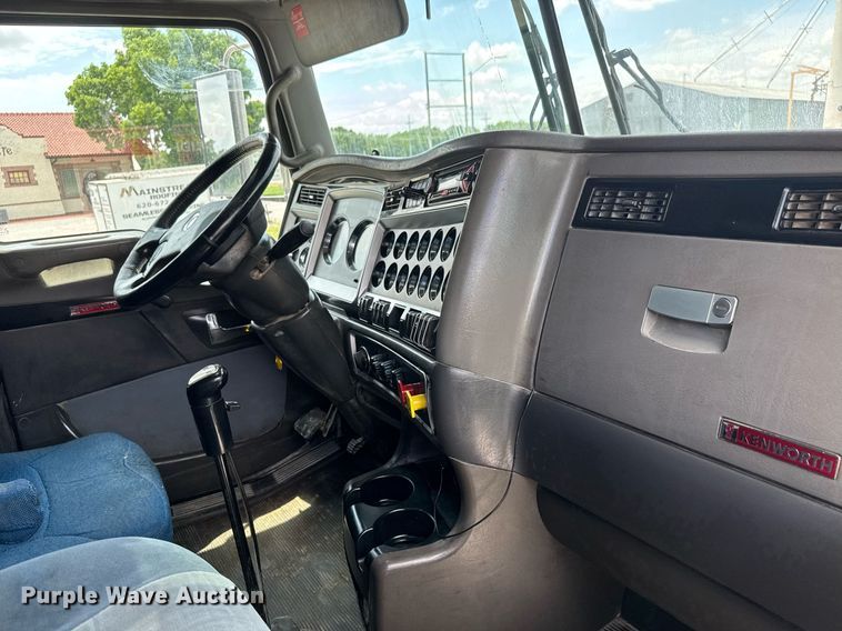 image for item DY0219 2007 Kenworth  T800 semi truck