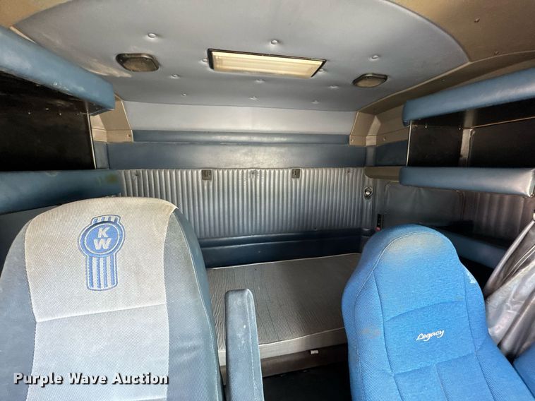 image for item DY0219 2007 Kenworth  T800 semi truck