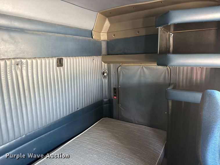 image for item DY0219 2007 Kenworth  T800 semi truck