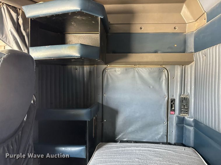 image for item DY0219 2007 Kenworth  T800 semi truck