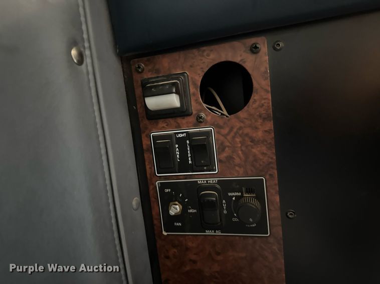 image for item DY0219 2007 Kenworth  T800 semi truck