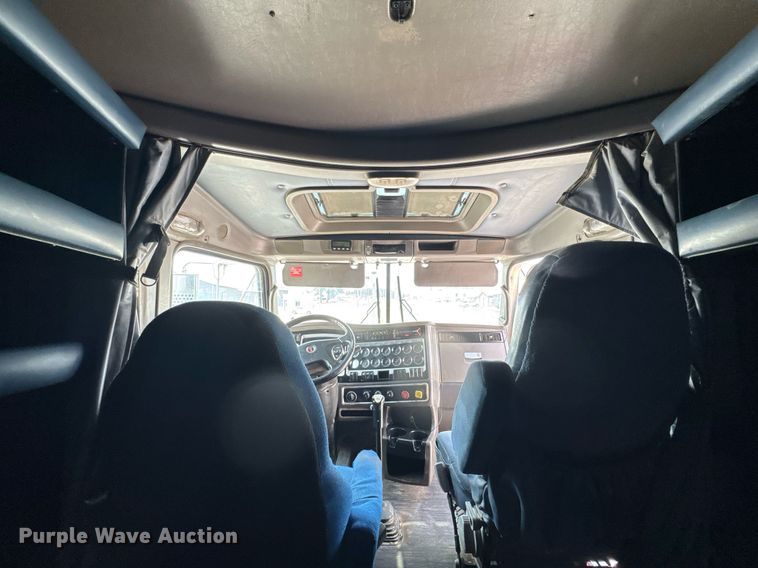 image for item DY0219 2007 Kenworth  T800 semi truck