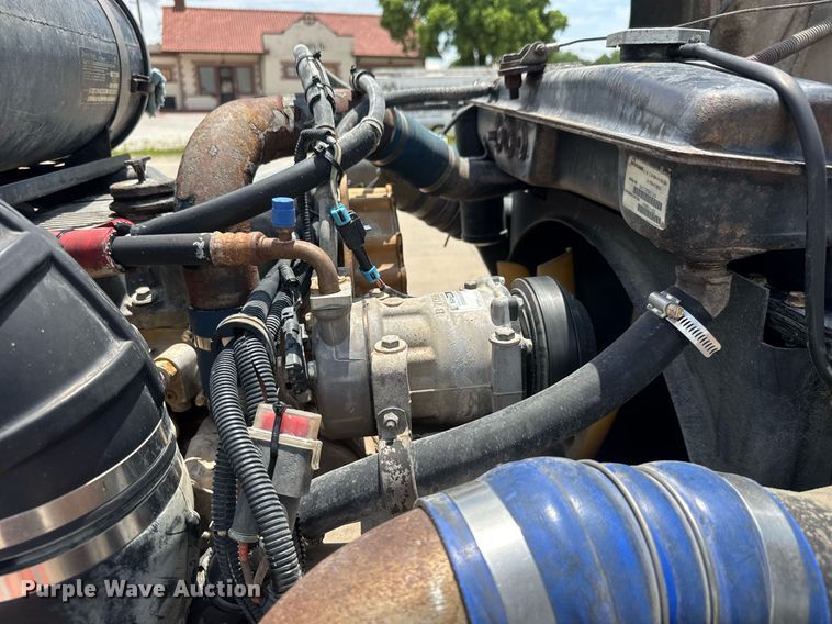 image for item DY0219 2007 Kenworth  T800 semi truck