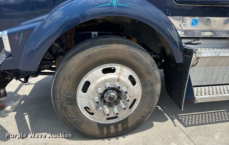 image for item DY0219 2007 Kenworth  T800 semi truck