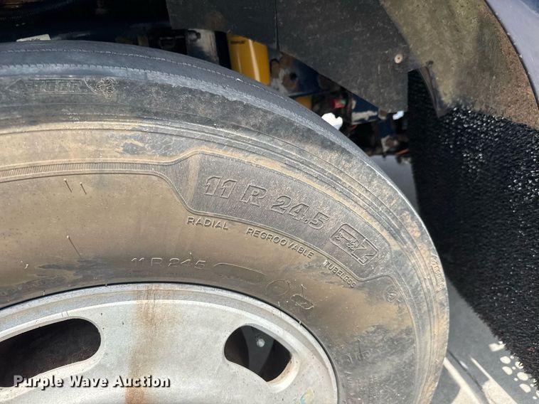 image for item DY0219 2007 Kenworth  T800 semi truck