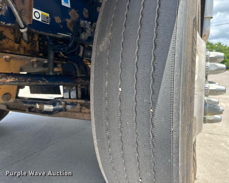 image for item DY0219 2007 Kenworth  T800 semi truck