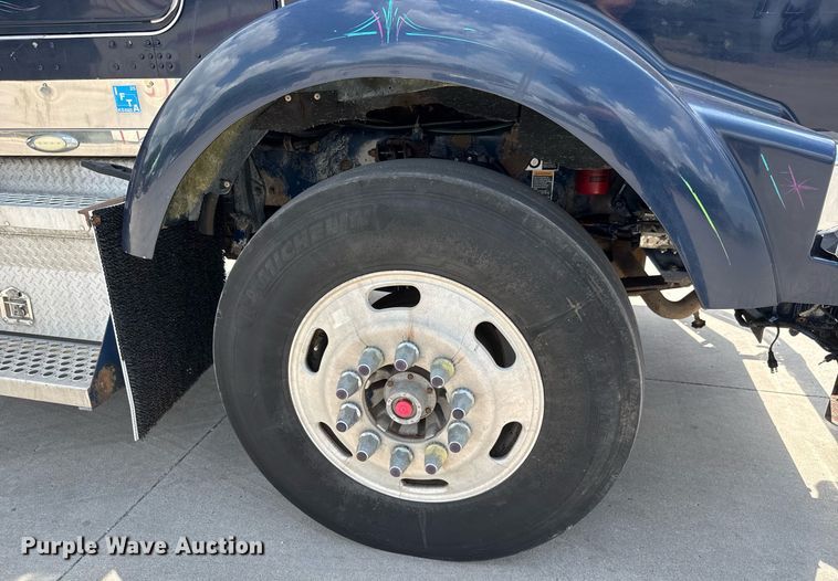 image for item DY0219 2007 Kenworth  T800 semi truck