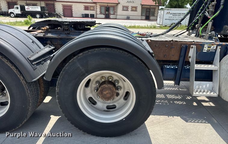 image for item DY0219 2007 Kenworth  T800 semi truck