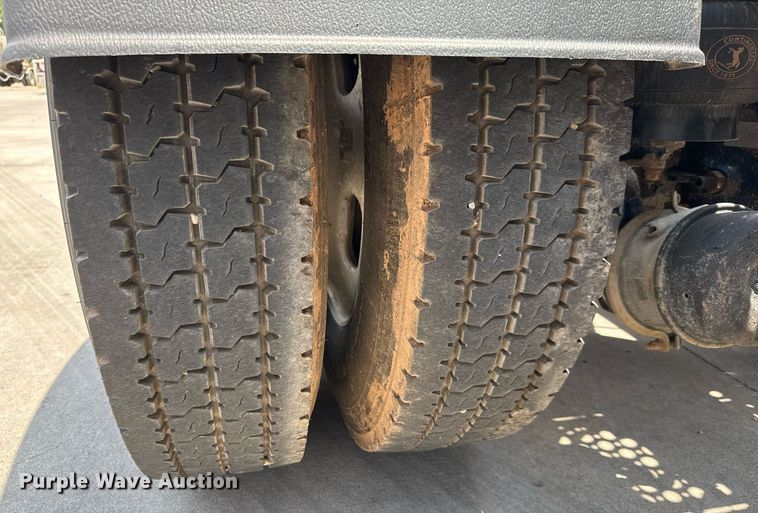 image for item DY0219 2007 Kenworth  T800 semi truck