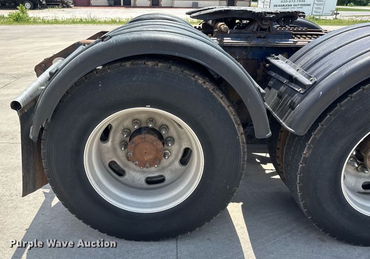 image for item DY0219 2007 Kenworth  T800 semi truck