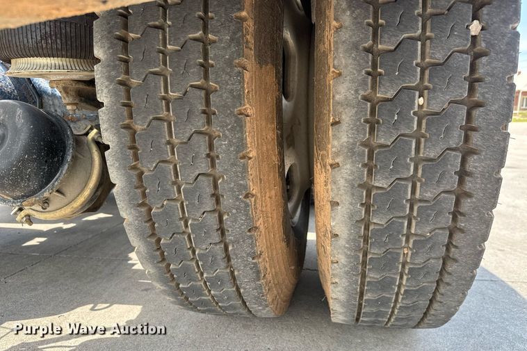 image for item DY0219 2007 Kenworth  T800 semi truck