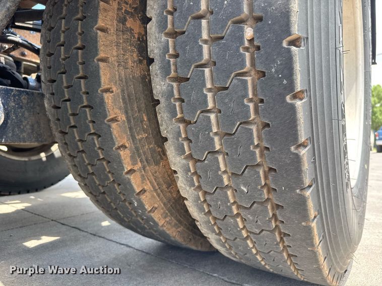 image for item DY0219 2007 Kenworth  T800 semi truck