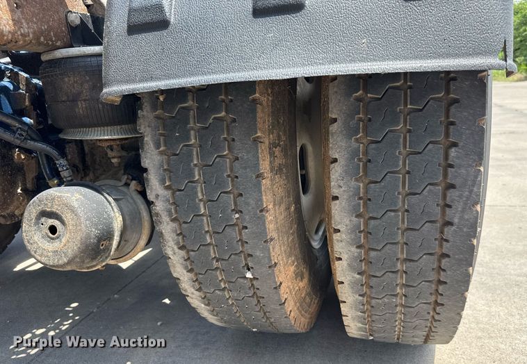 image for item DY0219 2007 Kenworth  T800 semi truck