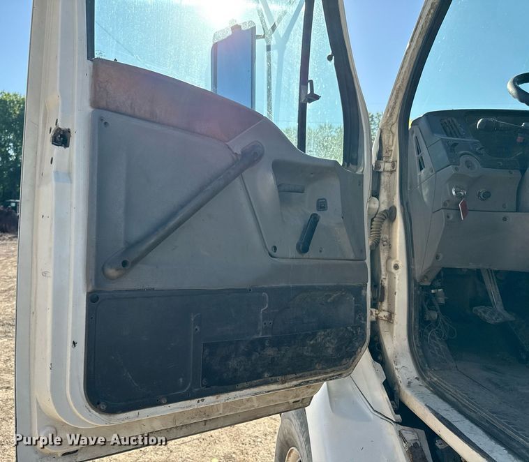 image for item DZ4068 1998 Ford LT9513 semi truck