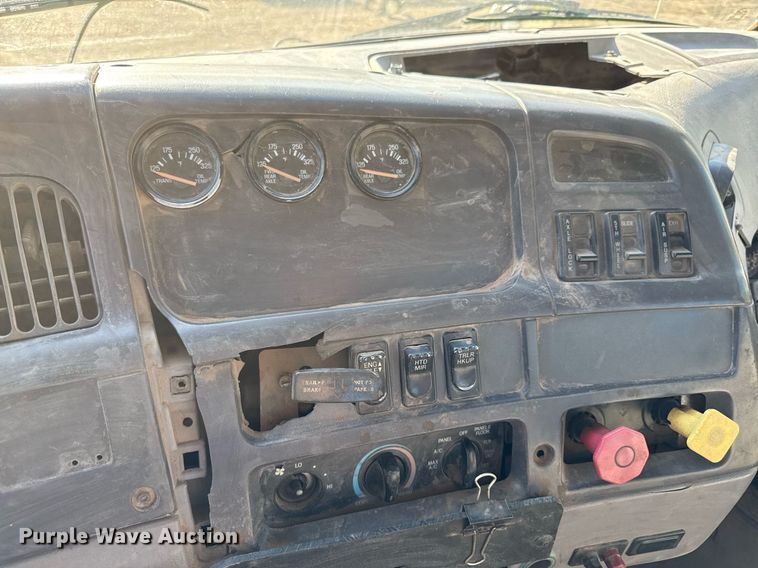 image for item DZ4068 1998 Ford LT9513 semi truck