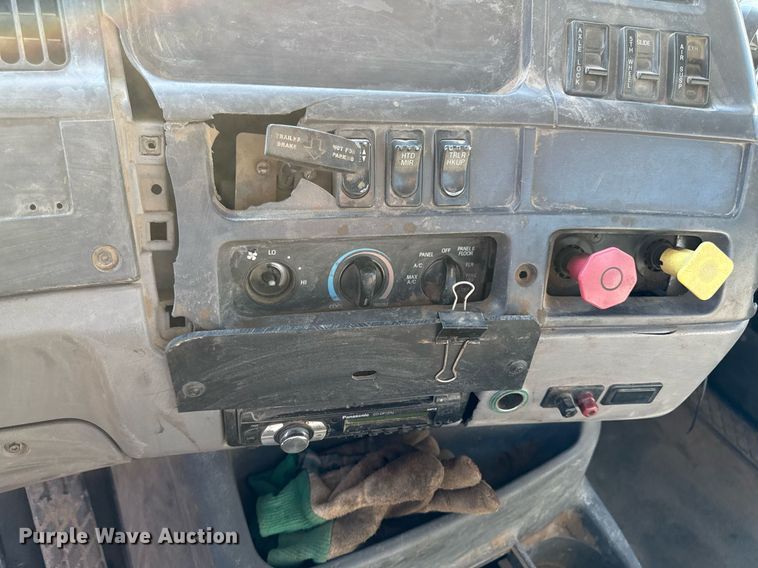 image for item DZ4068 1998 Ford LT9513 semi truck