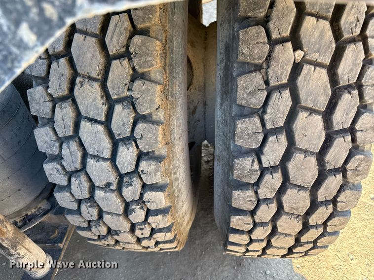 image for item DZ4068 1998 Ford LT9513 semi truck