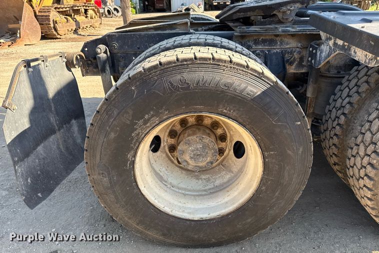 image for item DZ4068 1998 Ford LT9513 semi truck