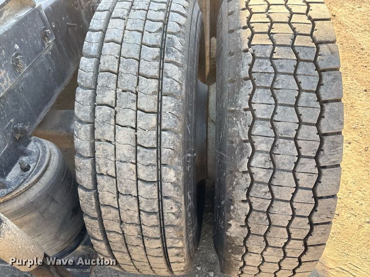 image for item DZ4068 1998 Ford LT9513 semi truck