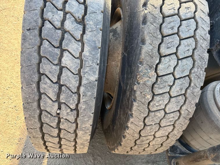 image for item DZ4068 1998 Ford LT9513 semi truck