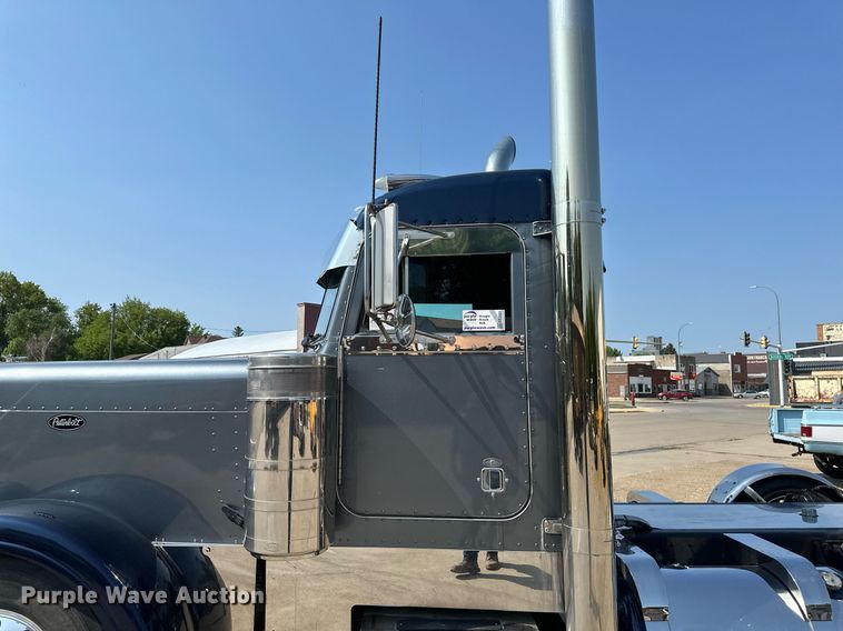 image for item EB2601 2000 Peterbilt 379 semi truck