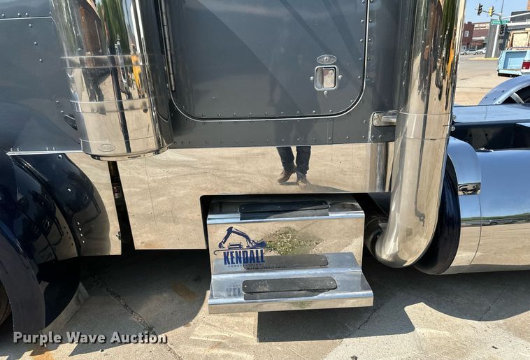 image for item EB2601 2000 Peterbilt 379 semi truck
