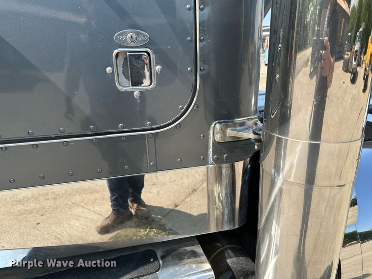 image for item EB2601 2000 Peterbilt 379 semi truck