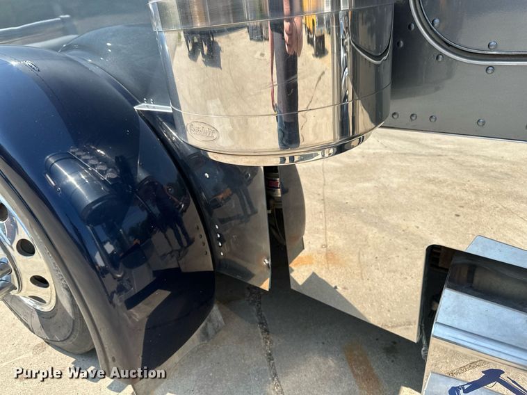 image for item EB2601 2000 Peterbilt 379 semi truck