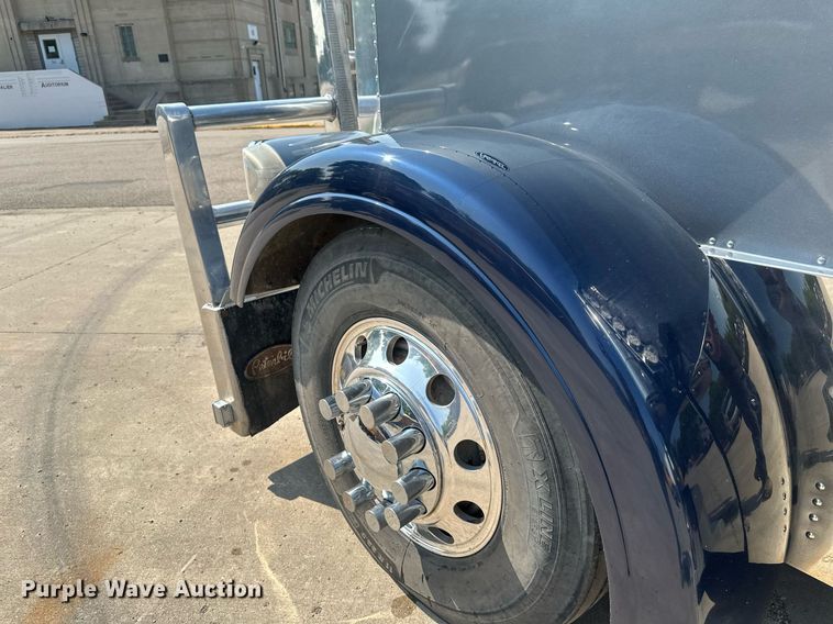 image for item EB2601 2000 Peterbilt 379 semi truck