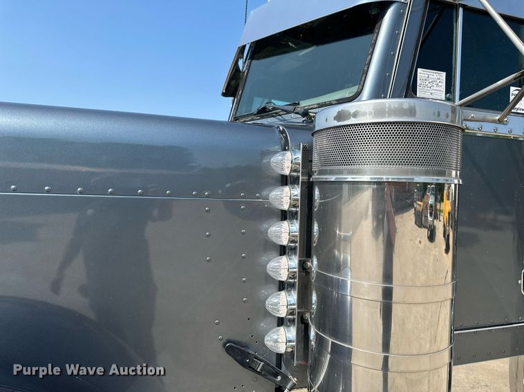 image for item EB2601 2000 Peterbilt 379 semi truck