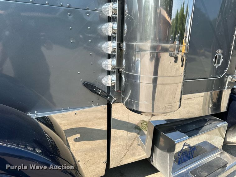 image for item EB2601 2000 Peterbilt 379 semi truck
